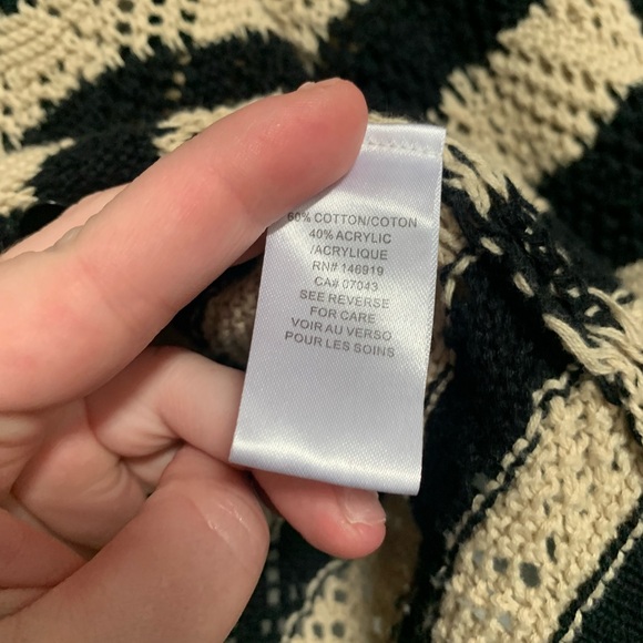 Maxi skirt and cardigan crochet set.
Cream and black in colour - Picture 4 of 8